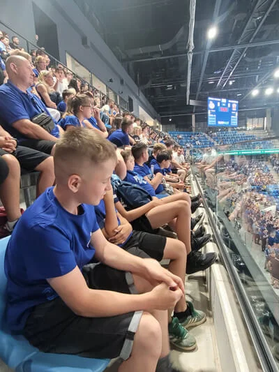 Szurkoló gyerekek és családtagjaik ülnek a PICK Aréna lelátóján a férfi kézilabda-bajnokság döntőjén.