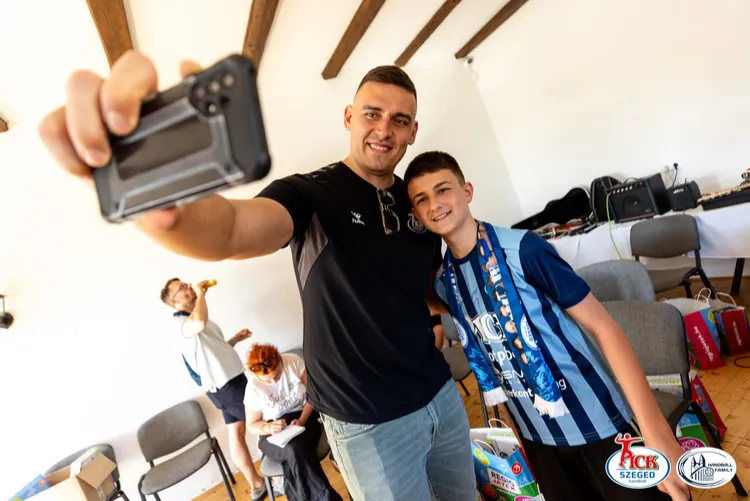 PICK Szeged szurkolói mezben lévő fiú közös szelfit készít a kézilabdázó játékossal