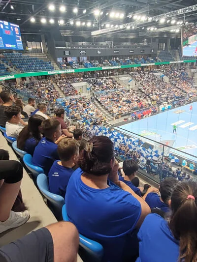 A Sugó Tamburazenekar tagjai a magasból nézik a PICK Szeged és az ONE Veszprém HC döntőjét.