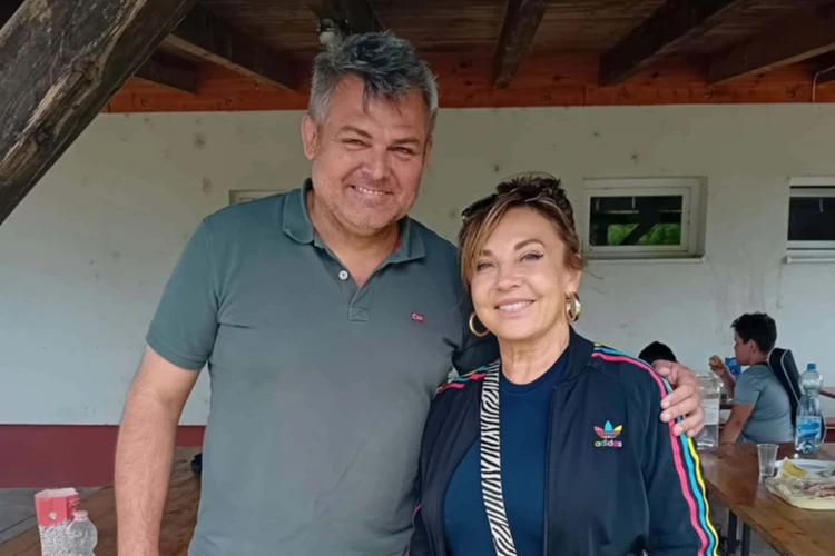 A zenekarvezető és az egyik országgyűlési képviselő, mosolyogva áll egymás mellett közös fotón.