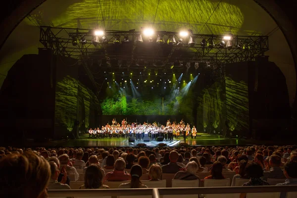 Az Örökség lángja koncert nagyszínpada a Margitszigeti Szabadtéri Színpadon, a zenekarokkal és a közönséggel.