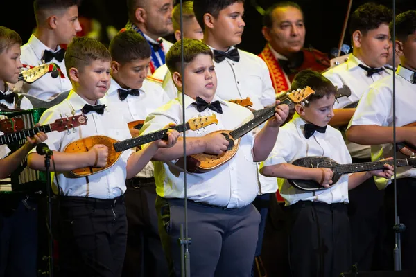 A Sükösdi SUGO Tamburazenekar gyermek tagjai tamburákkal a színpadon az Örökség lángja koncert 2026-os előadásán
