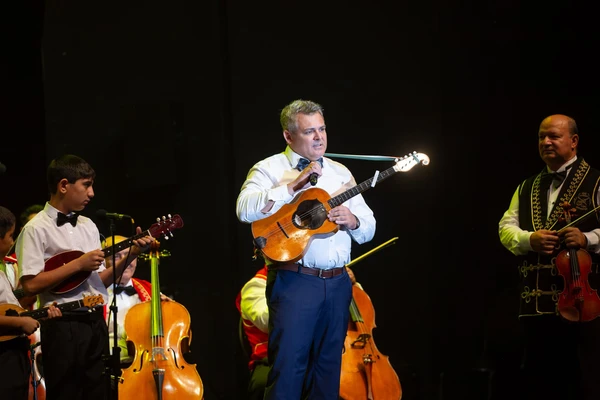 A Sükösdi SUGO Tamburazenekar zenekarvezetője tambura hangszerrel a színpadon, az Örökség lángja koncert 2026-os estjén.