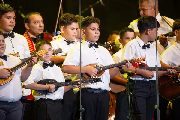 A Sükösdi SUGO Tamburazenekar fiatal muzsikusai tamburákkal a Margitszigeten, az Örökség lángja koncert színpadán.