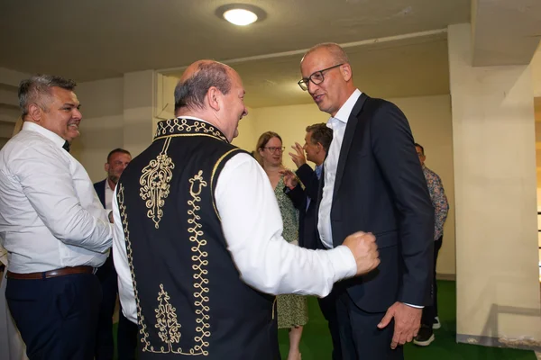 Nébel Zsolt és a 100 Tagú Cigányzenekar vezető prímása beszélget Tar Zoltánnal a margitszigeti koncert után.