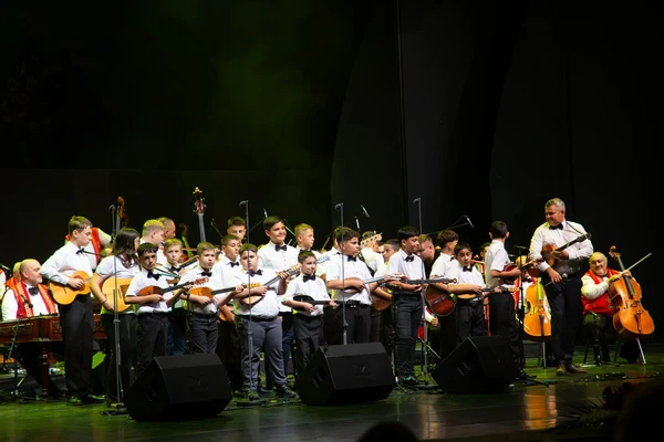 Nébel Zsolt a Sükösdi SUGO Tamburazenekar gyermektagjaival játszik az Örökség lángja koncert színpadán.