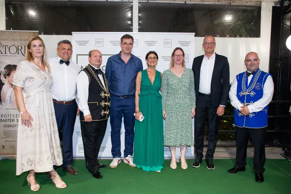 Nébl Zsolt és a 100 Tagú Cigányzenekar vezető prímása vendégekkel közös csoportképen a margitszigeti koncert helyszínén.
