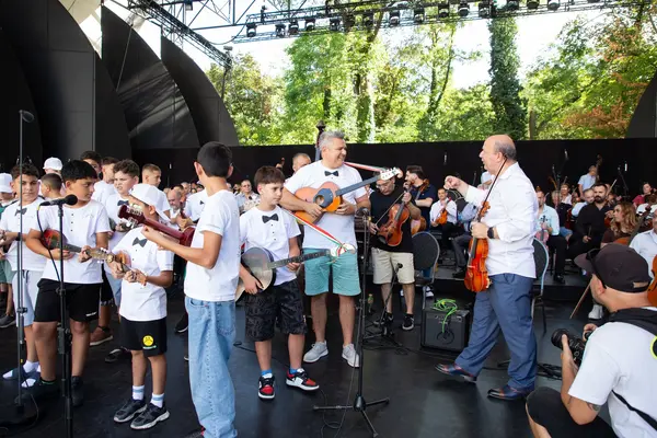 Nébl Zsolt gitárral egyeztet a 100 Tagú Cigányzenekar vezető prímásával a margitszigeti koncert főpróbáján.